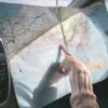 車中泊・ロードトリップで地図を確認する旅行者の手元（車内）