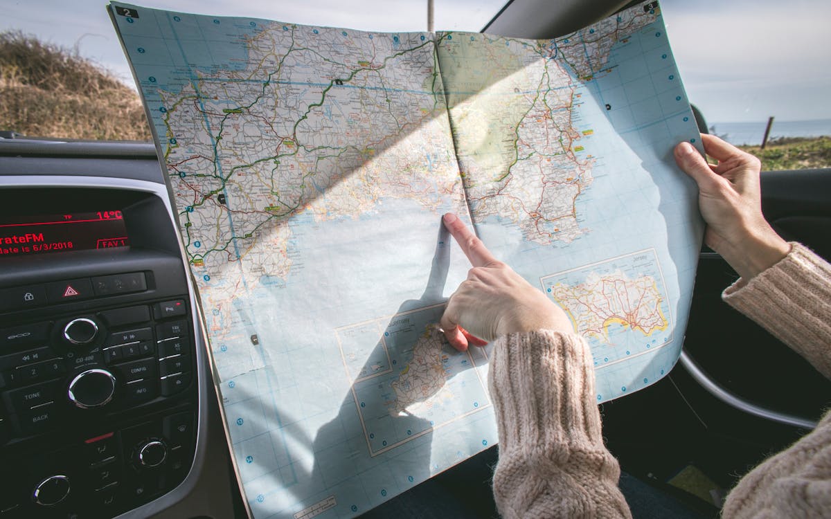 車中泊・ロードトリップで地図を確認する旅行者の手元（車内）