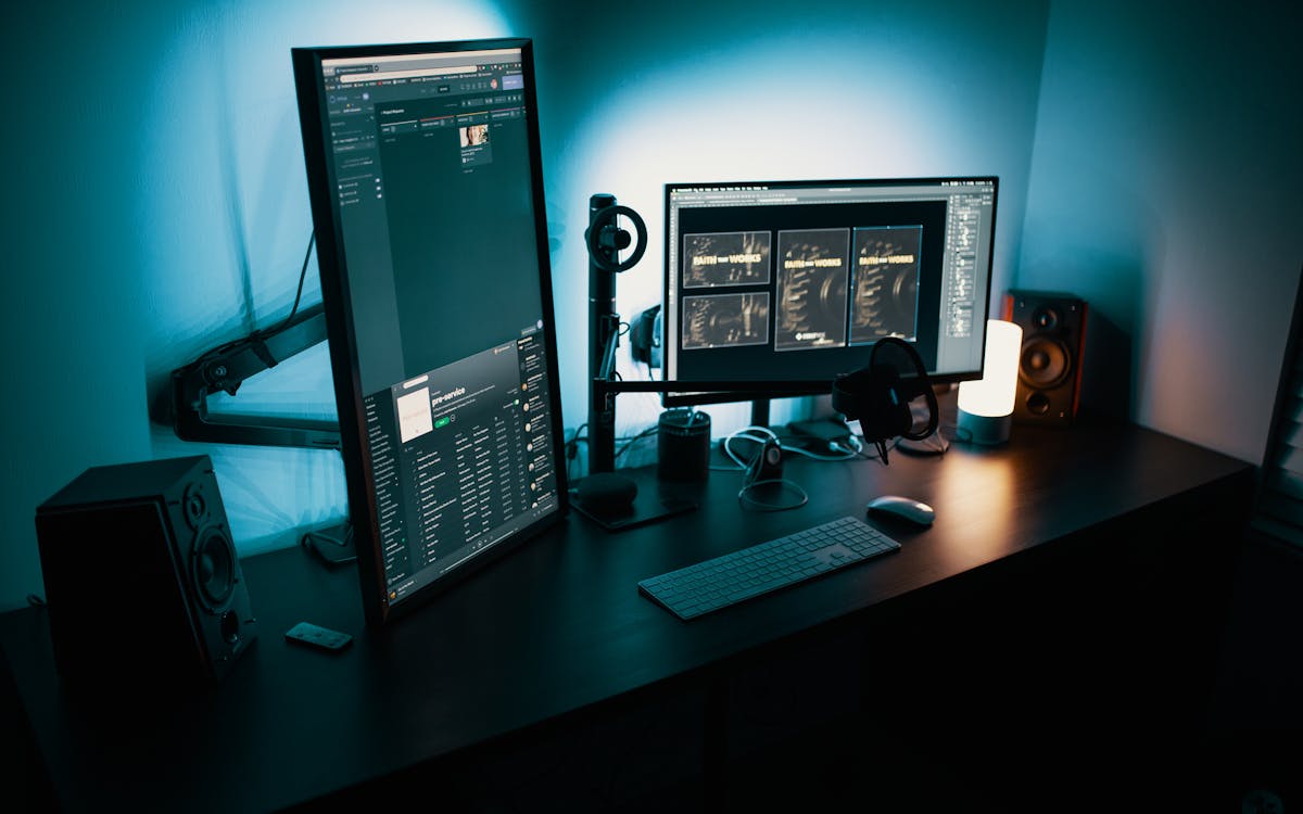 ノートPC冷却グッズ｜デスクの上で作業するノートパソコン