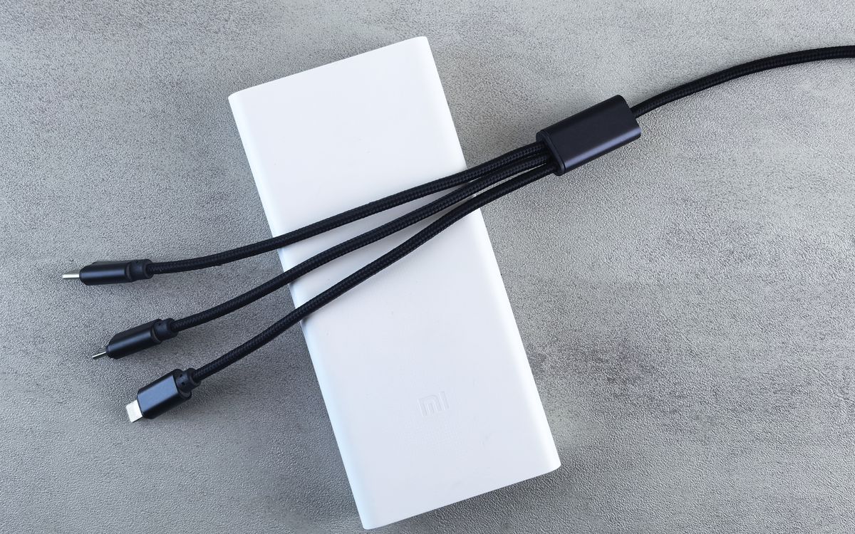 モバイルバッテリーと充電ケーブル