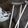 松葉杖と歩行用装具（レンタルと購入の費用比較のイメージ）