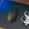 デスクの上のマウスとマウスパッド