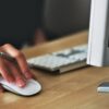 マウス操作をする手のアップ、手汗によるマウスパッドの滑り・べたつき対策のイメージ