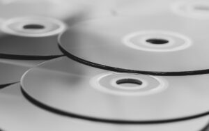 積み重ねられたPS2の中古ゲームディスク