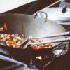 油ならしで育てた中華鍋で野菜を炒めている様子