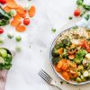 野菜や穀物を使った彩りのよい食事プレート（アレルギー対応食品のイメージ）