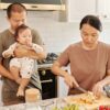 キッチンで子どもと一緒に食事の準備をする家族