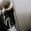 黒い車のボディをポリッシャーで磨いている様子