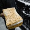 洗車用スポンジで車を洗っている様子。バフやスポンジのお手入れのイメージ