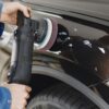 車のボディをポリッシャーで磨いて小傷を消している様子