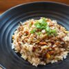 皿に丸く盛り付けた自家製チャーハン