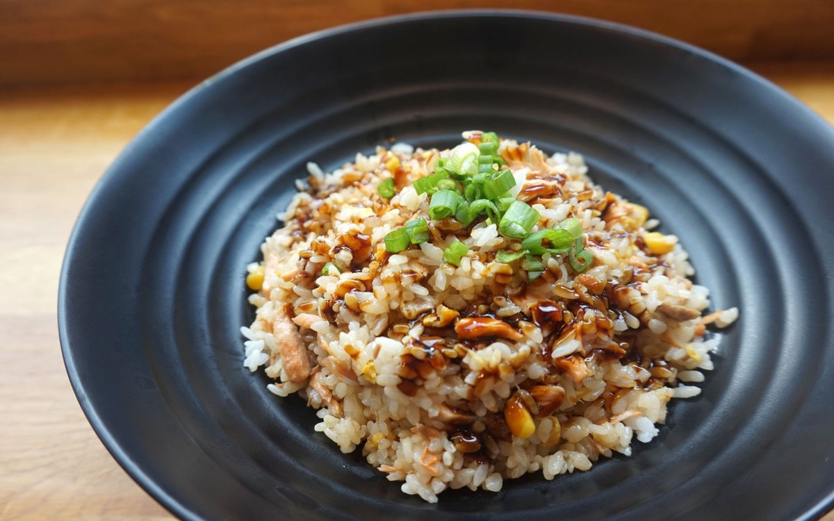 皿に丸く盛り付けた自家製チャーハン