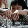盤上ゲームで対局しながら考える子どもたち（子どもの将棋入門イメージ）