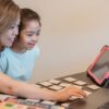 タブレットや教材カードを使って親子で楽しく英語あそびに取り組む様子
