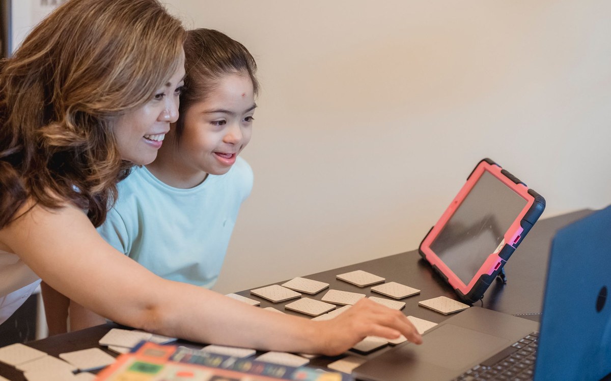 タブレットや教材カードを使って親子で楽しく英語あそびに取り組む様子