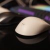 ガラスマウスパッドの上に置かれたマウスとゲーミングキーボード