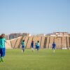 少年サッカーの試合でゴールに向かって走る子供たち