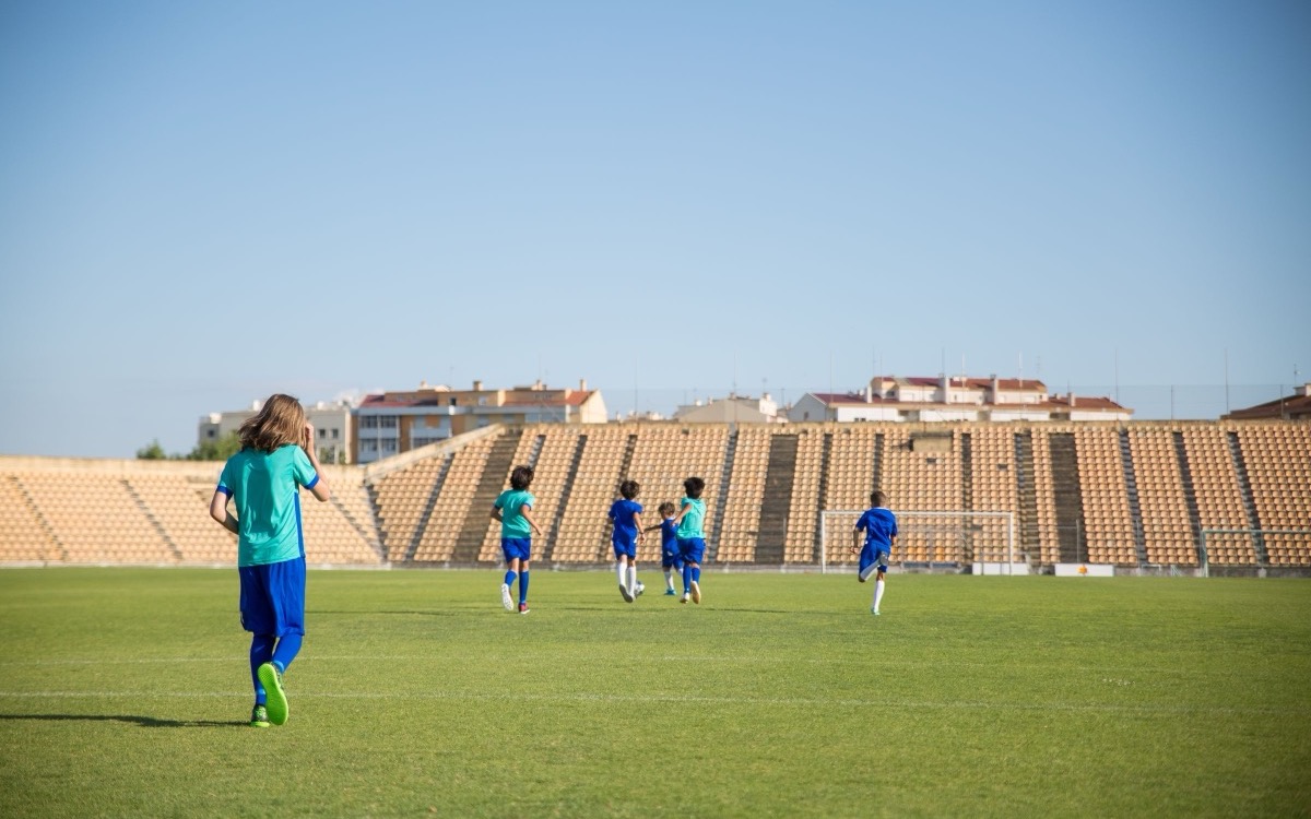 少年サッカーの試合でゴールに向かって走る子供たち