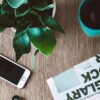 朝のコーヒーと新聞とスマートフォン。毎朝3本だけ届くマネーニュースアプリMoney Flashのイメージ