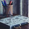 新学期に向けて机の上のノートと文具で勉強を再開する様子