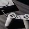 実家から出してきた昔のプレイステーション本体と有線コントローラー