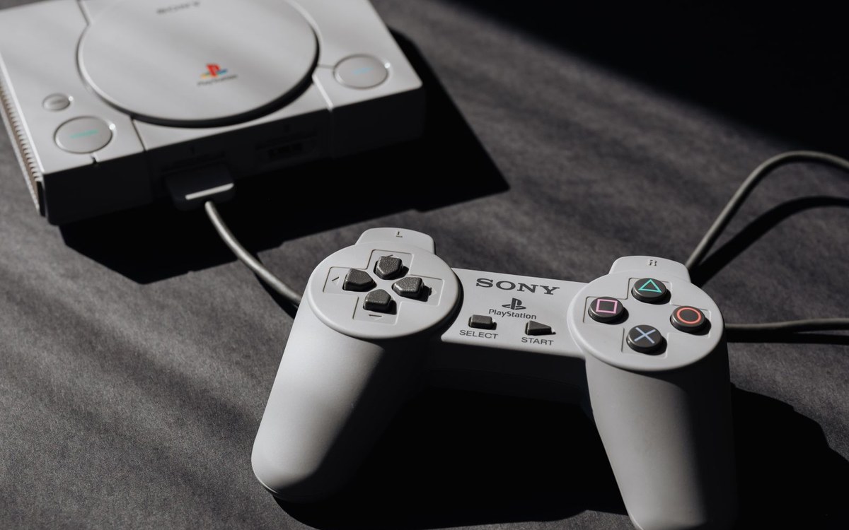 実家から出してきた昔のプレイステーション本体と有線コントローラー