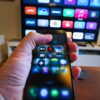 スマートフォンに並ぶ動画配信サービスのアプリ（サブスク管理のイメージ）