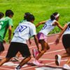 運動会のかけっこでスタートダッシュする子どもたち