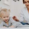 幼い子どもと母親が自宅で過ごす様子（子どもの声を録音して残すイメージ）