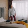 ホテルの部屋でスーツケースに荷物を詰める旅行者｜海外旅行に携帯ウォシュレットを持っていく実践ガイド