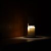 停電した暗い部屋の棚に置いた小さな明かり