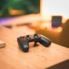 木の机の上に置かれたゲームのコントローラー