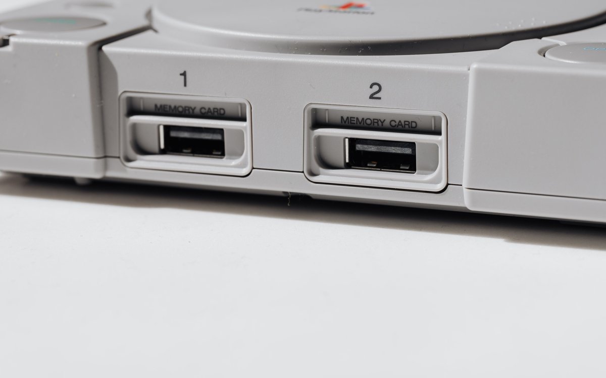 ゲーム機のメモリーカード差込口（PS2のメモリーカードの選び方の記事）