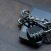 鎖と錠前を掛けたスマートフォン（タイムロッキングコンテナの使い方と途中で開けたい時の記事）