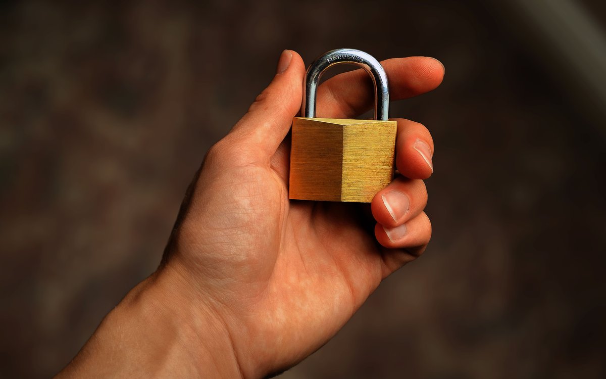 手に持った南京錠（タイムロッキングコンテナはどこで買えるかの記事）